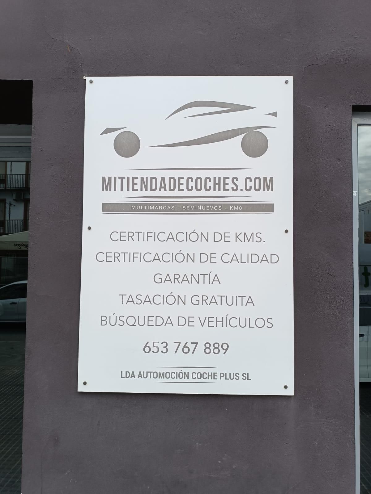 Cartel de la fachada de Mi Tienda de Coches con sus servicios y teléfono