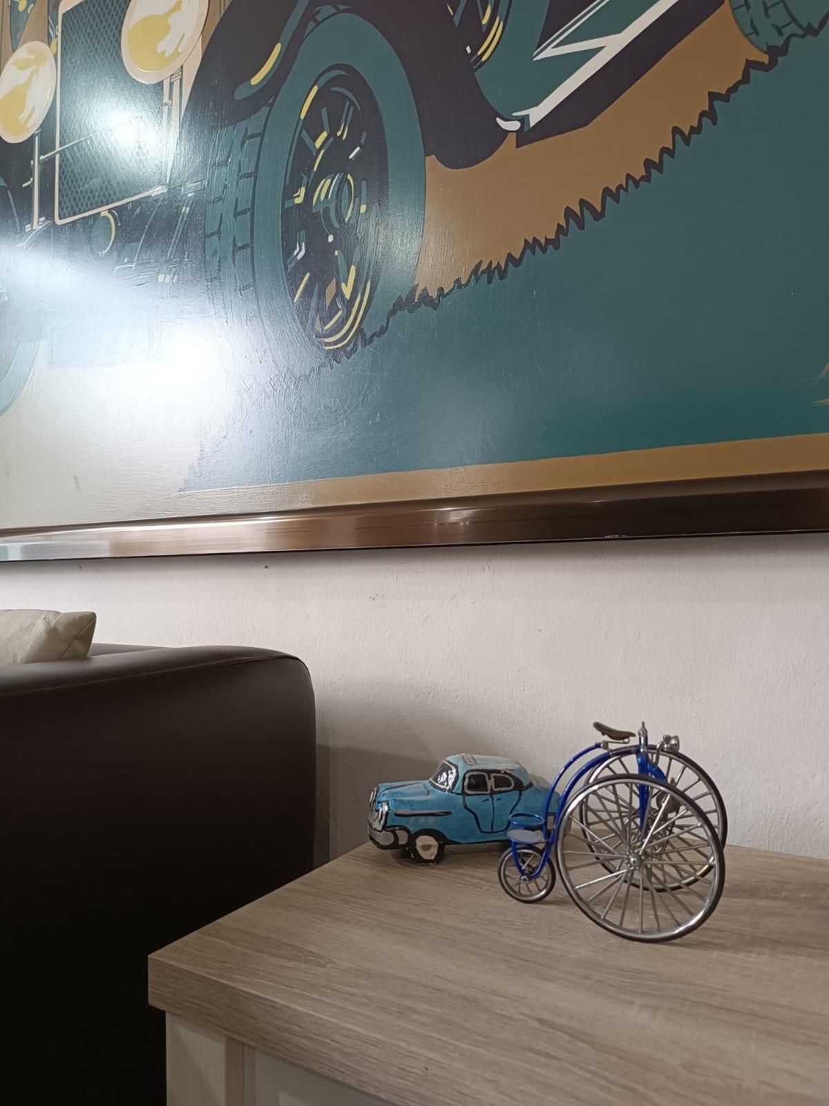 Coches en miniatura y un biciclo decorando el local