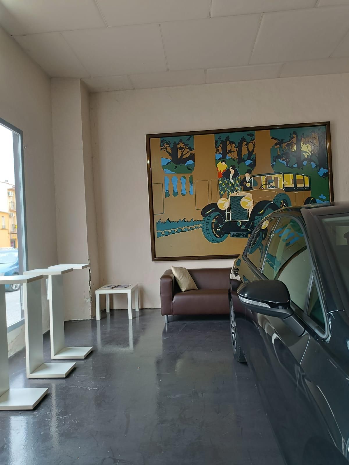 Interior del local con zona de espera junto al escaparate
